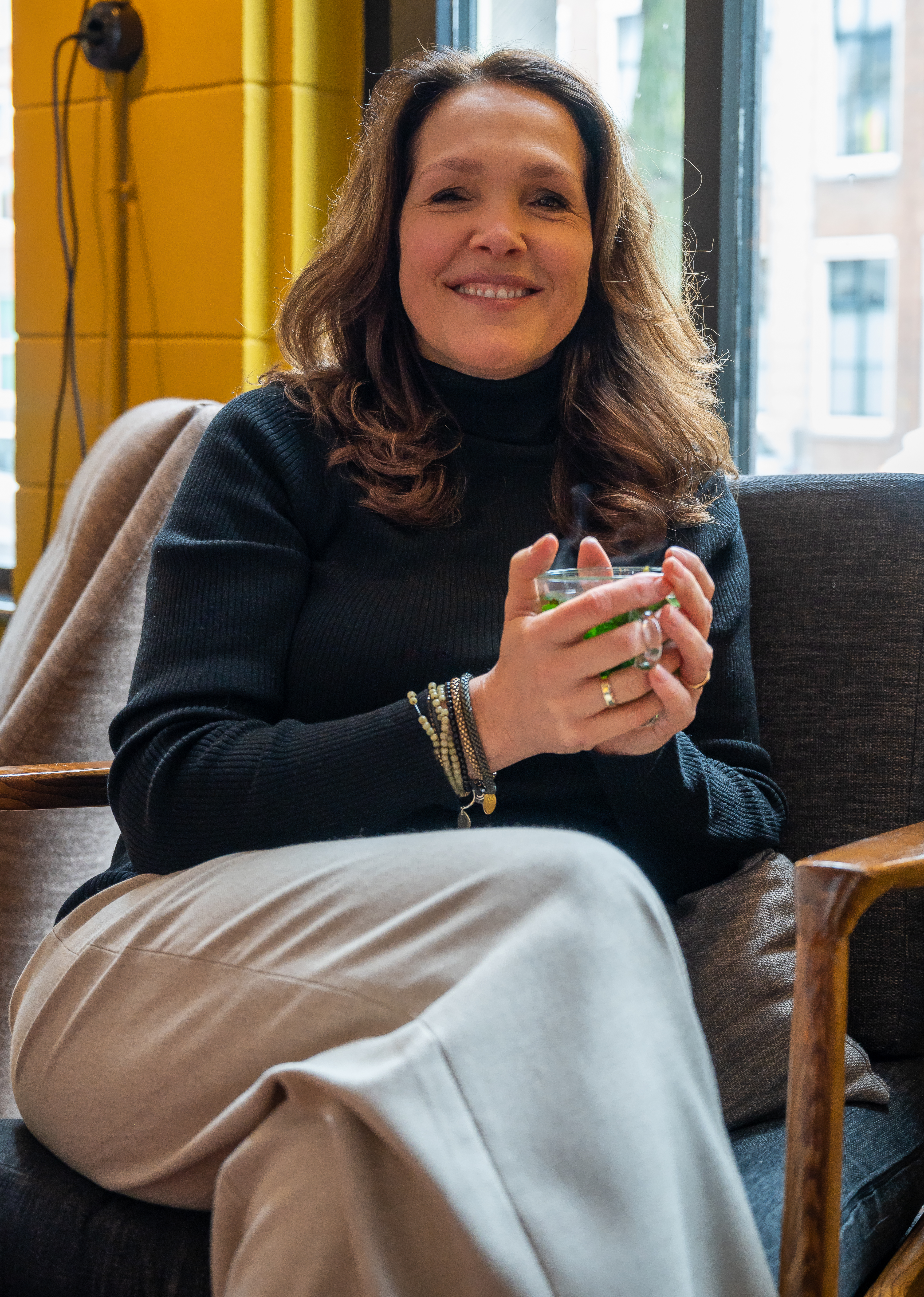 Alberta in stoel met glas